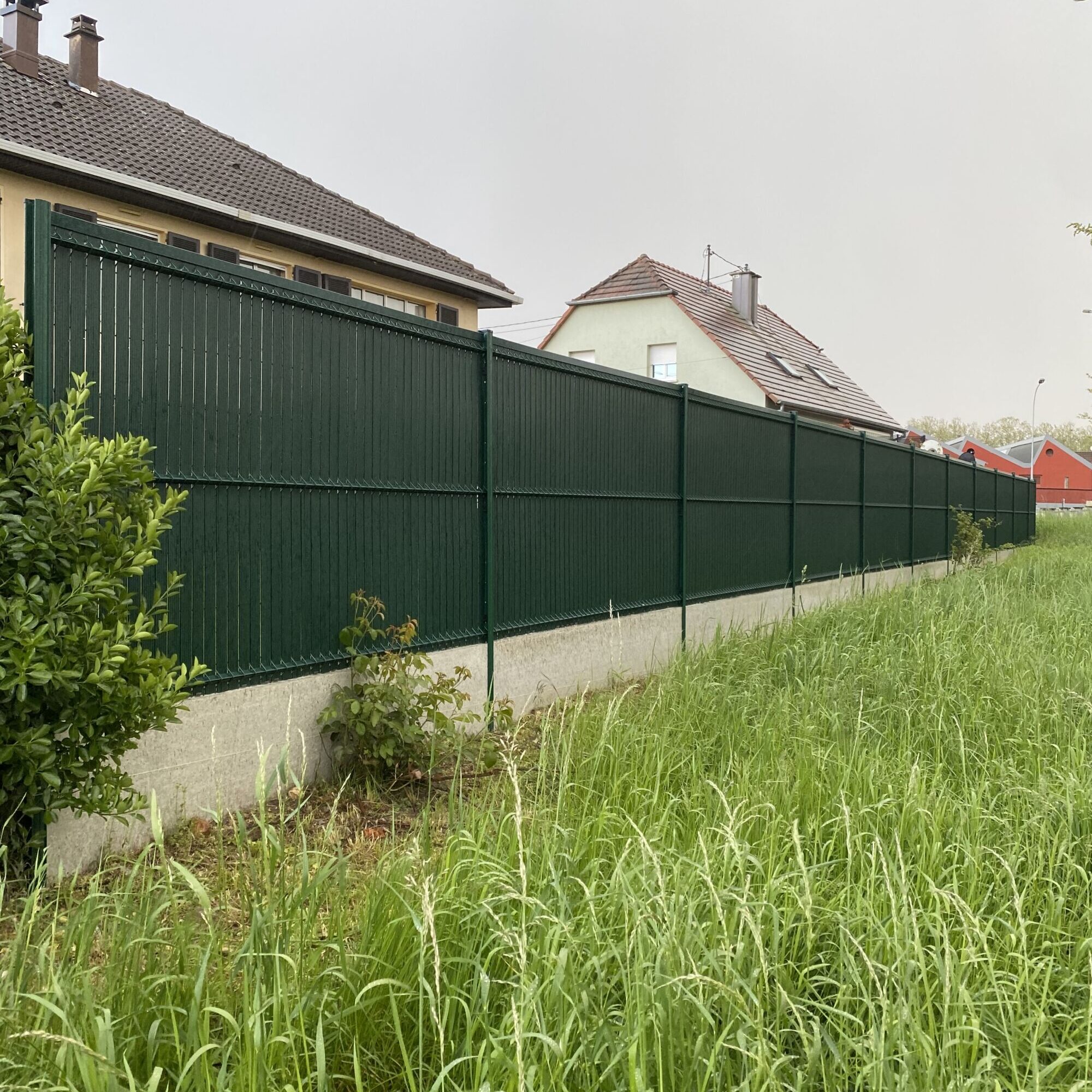 Chantier Haguenau cl&ocirc;ture avec dalle puis occultant pour garder un espace priv&eacute; Haguenau