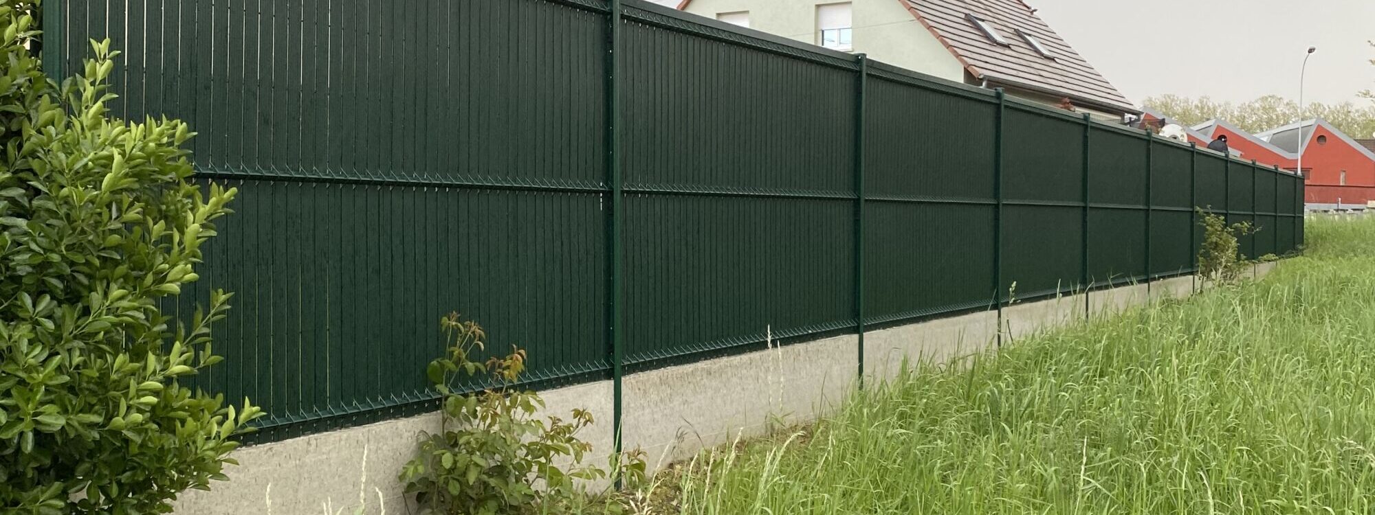 Chantier Haguenau cl&ocirc;ture avec dalle puis occultant pour garder un espace priv&eacute; Haguenau
