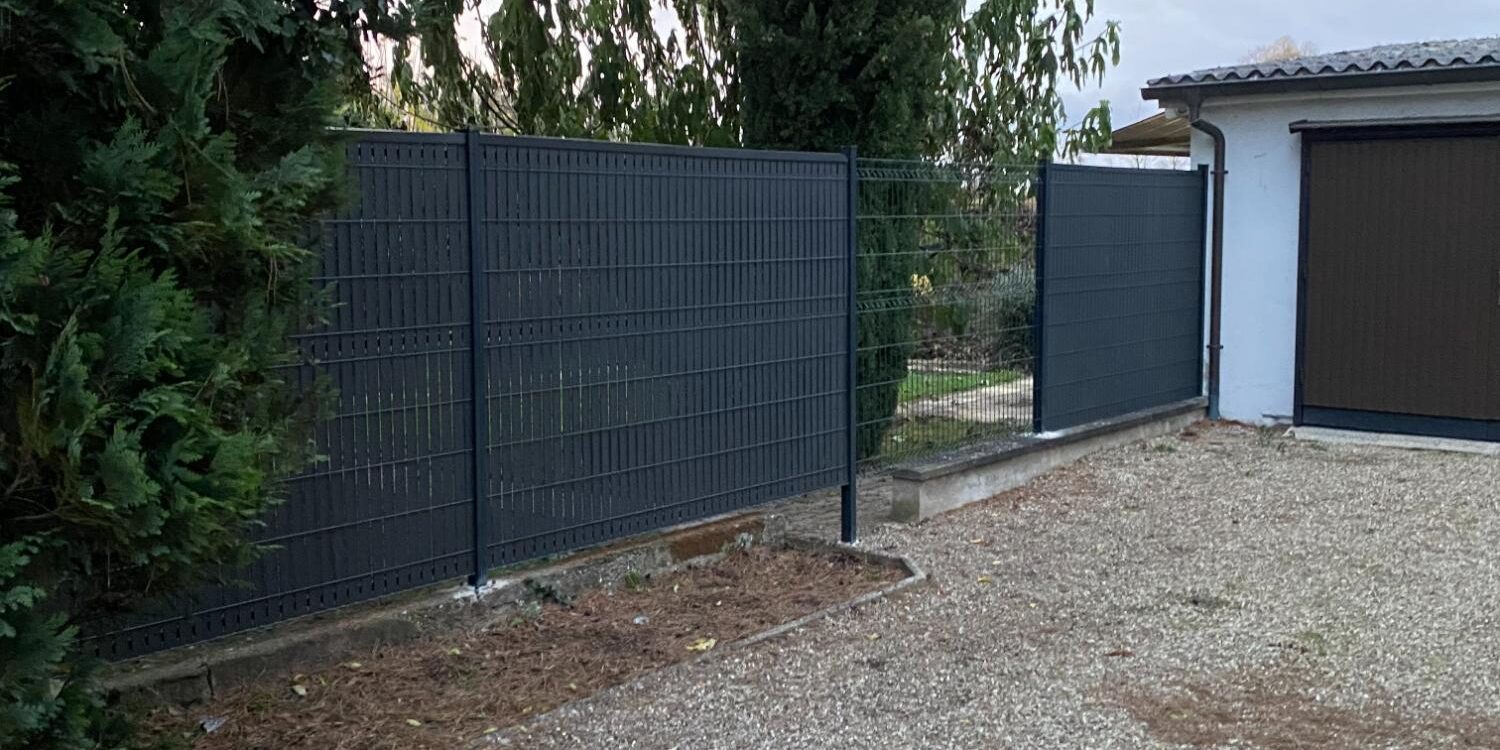 Cl&ocirc;ture PVC vs cl&ocirc;ture aluminium, laquelle r&eacute;siste mieux aux intemp&eacute;ries ? H&oelig;nheim